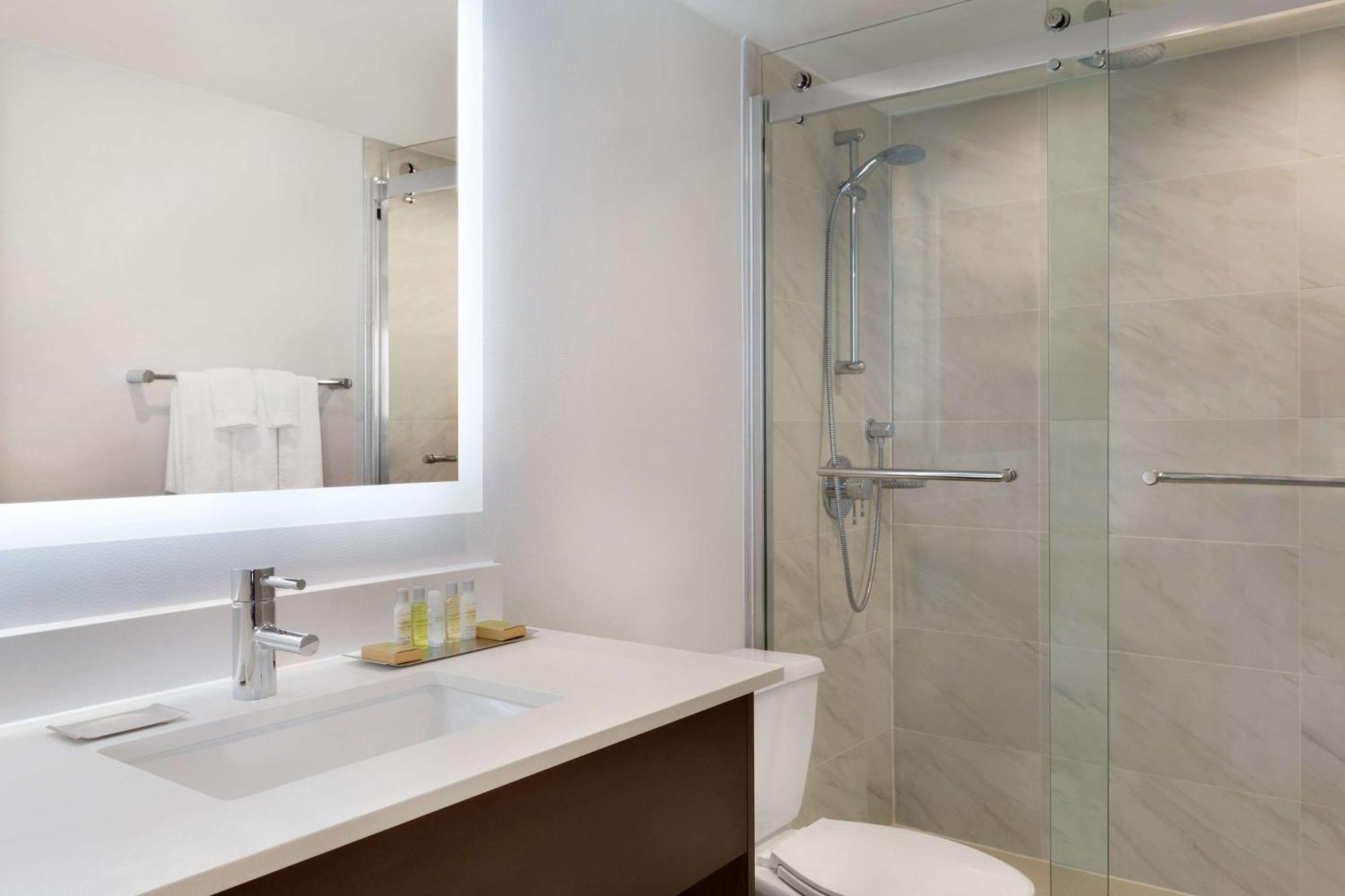 Doubletree By Hilton Hotel Toronto Airport West Mississauga Bagian luar foto